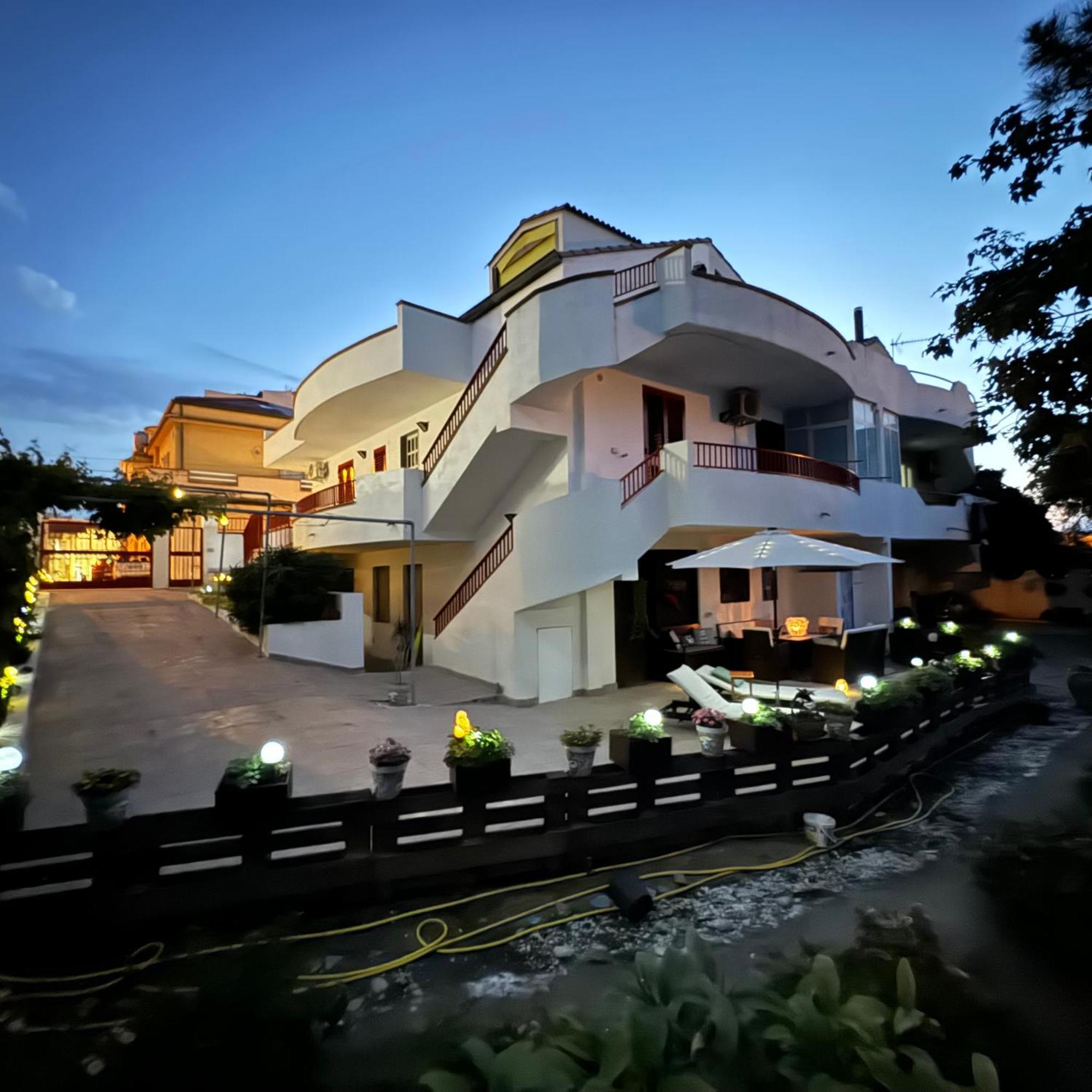 バルチェッローナ・ポッツォ・ディ・ゴットLa Casa Di Wiolettaアパートメント エクステリア 写真